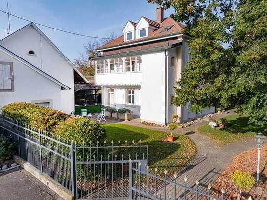 Villa unter den Linden mit großem Grundstück und einem rentablem Nebengebäude