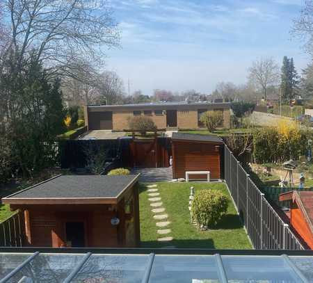 Ihr neues Zuhause im modernen Split-Level-Reihenhaus mit großer Terrasse und Saunahütte