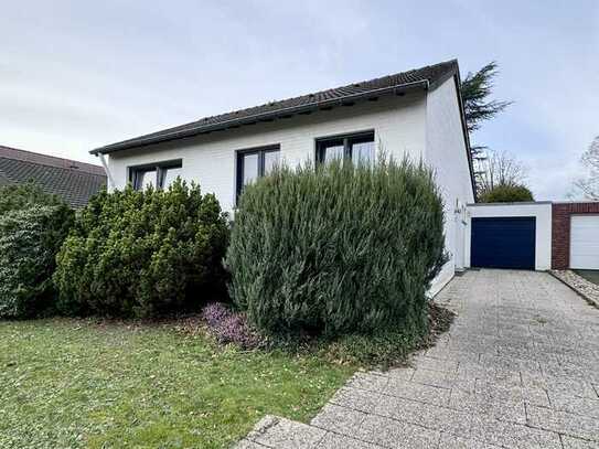 Freistehendes Architektenhaus mit giebelhohen Decken + versetzten Ebenen + Kamin+ Feldblick…