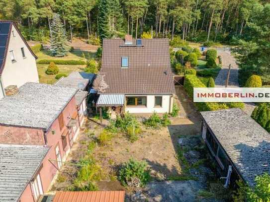 IMMOBERLIN.DE - Sanierungsbedürftiges Haus mit großem Garten, Nebengebäude & Garage