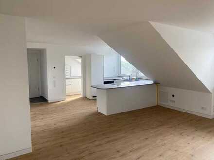 Erstbezug nach Sanierung mit EBK: schöne 3,5-Zimmer-DG-Wohnung in Frankfurt Eschersheim