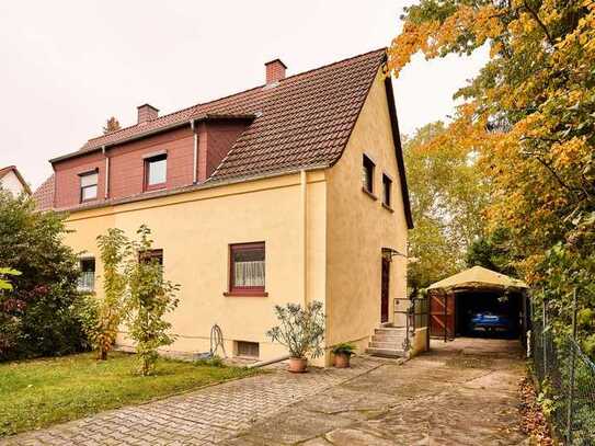 Doppelhaushälfte mit großem Garten, Terrasse, Vorgarten und Garage