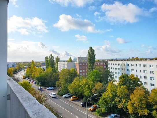 2 Monate kaltmietfrei: Helle Dachgeschosswohnung mit Wanne & Balkon