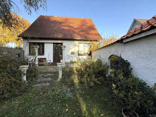 Alleingelassenes Haus in ruhigem Bestandsgebiet mit zusätzlichem Baugrundstück