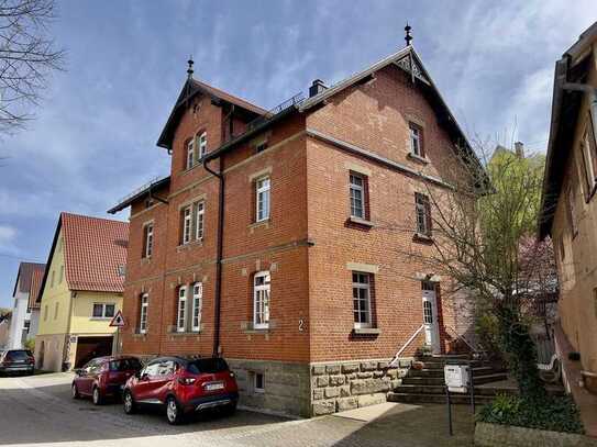 Historische Immobilie im Schweizer Stil: Saniertes Dreifamilienhaus mit Garten & Garage