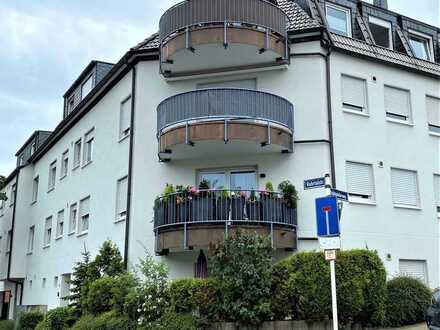 Nur eine Stufe zum Glück !
3-Raum-Erdgeschosswohnung mit Terrasse,
offener Küche und Stellplatz