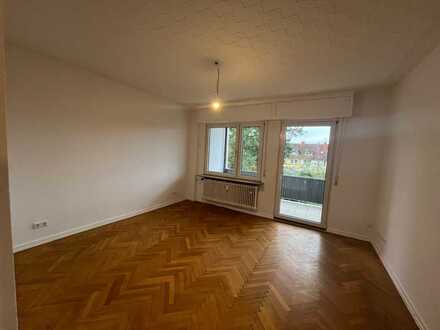 In Hanau: Gepflegte Wohnung mit vier Zimmern und Balkon