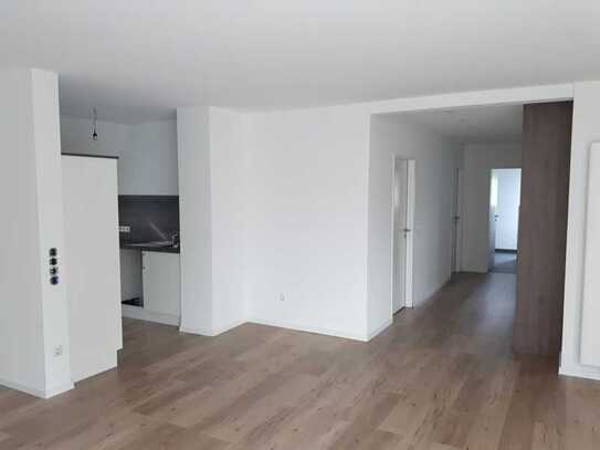 Schöne geräumige 3-Zimmer Wohnung mit Balkon, zentral gelegen