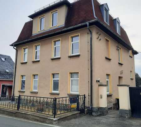 * Cossengrün-Gemütliche, ruhige 3 Zimmer Wohnung im Dachgeschoss - Bad mit Fenster*