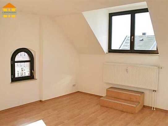 Nette Wohnung unterm Dach mit Tageslichtbad!