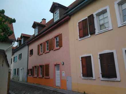 3-Zimmer, Wohnen wie im Mittelalter, in der Stadtmauer, über 3 Etagen
