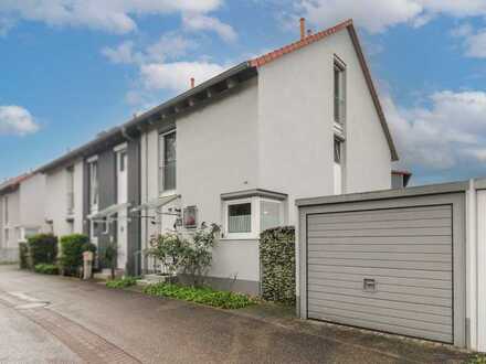 Familienfreundliches Wohnen: Zuhause mit eigenem Garten, Pool und Garage in guter Lage