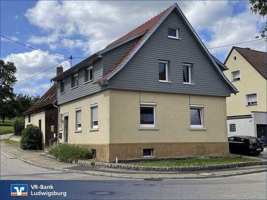 Teilsaniertes Bauernhaus mit Scheune und Ausbaupotenzial