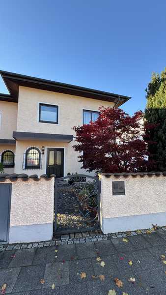 Exklusive Doppelhaushälfte mit hochwertiger Ausstattung, Garten und Garage