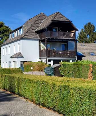 Schöne lichtdurchflutete 2-Zimmer-DG-Wohnung mit Loggia im Drei-Familienhaus in Krefeld