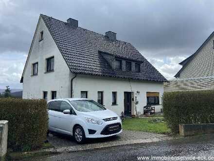 Großzügiges Zweifamilienhaus mit Weitblick und über 1000 m² Grundstück ...