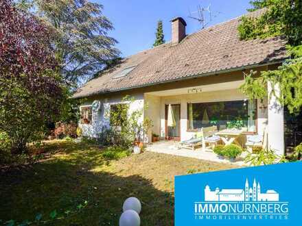 In grüner Stadtrandlage: Einfamilienhaus für Gartenliebhaber
