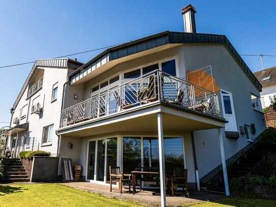 Einmaliger Ausblick - Großes Anwesen mit ELW und weitläufigem Grundstück in Felsberg zu verkaufen