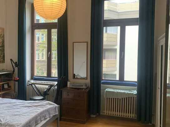 2 rooms in a shared flat in Nordend/ 2 Zimmer in einer 3er-Altbau-WG im Nordend
