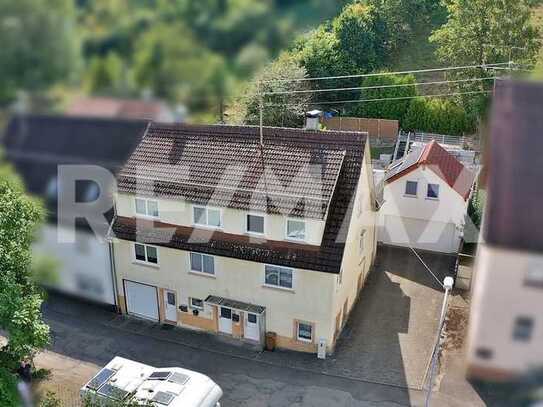 Historisches Einfamilienhaus mit zwei getrennten Wohnbereichen und Wohnung über der Doppel-Garage.