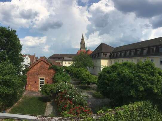 Ruhige Maisonettewohnung mit Klimaanlage in zentraler Lage