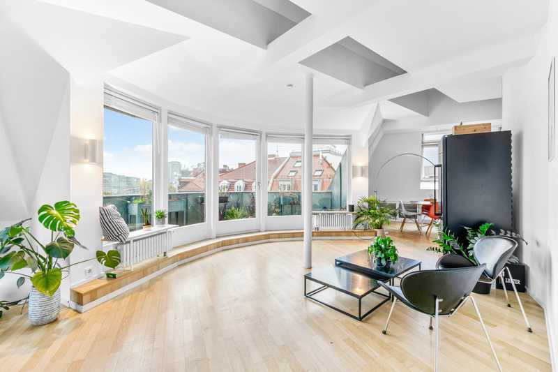 Lichtdurchflutete Galerie-Wohnung mit Dachterrasse im Herzen Neuhausens