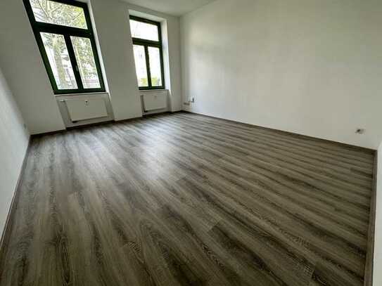Laminat - Bad mit Fenster - begrünter Innenhof - WG-gerecht