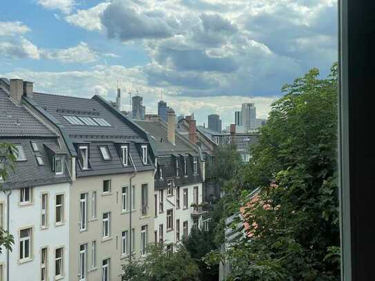 4 Zimmer-Altbau-Traum mit Balkon und schickem Tageslichtbad im Nordend