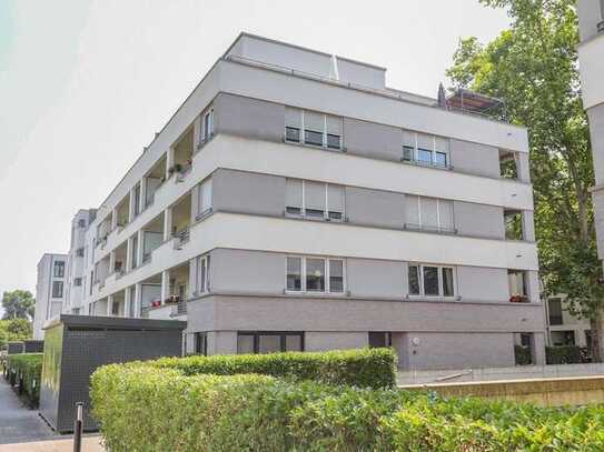 Attraktive Penthouse-Wohnung mit zwei großen Dach-Terrassen und zwei Bädern am Rheinufer Süd!
