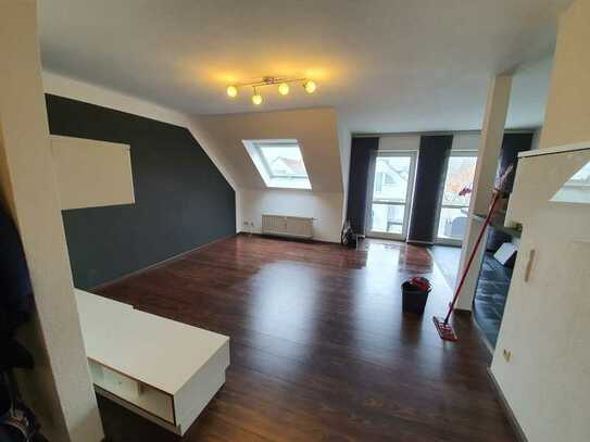 Exklusive, gepflegte 2-Zimmer-DG-Wohnung mit Balkon und EBK in Neu-Ulm