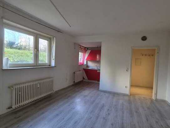 Helle Souterrainwohnung mit Stellplatz