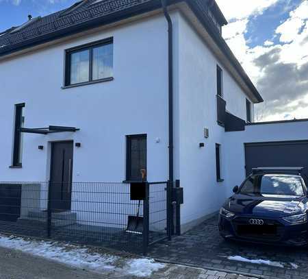 Geschmackvolle, neuwertige 3-Raum-Maisonette-Wohnung mit geh. Innenausstattung mit Balkon und EBK