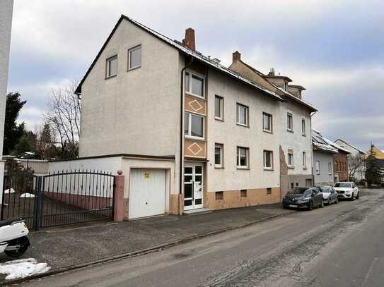 Kompakte Dachgeschosswohnung mit vier Räumen und EBK in Oberursel (Taunus)