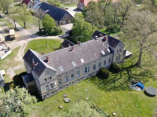 Einzigartiges Herrenhaus mit großzügigem Grundstück in Ostseenähe! *Provisionsfrei*