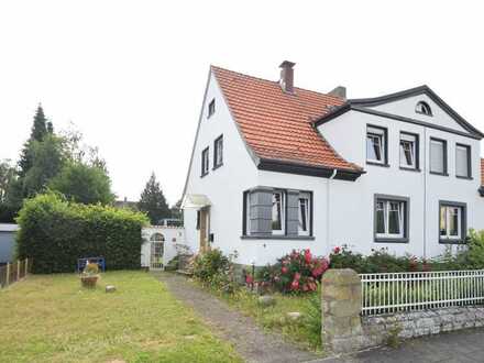 Stilvolle Doppelhaushälfte (Altbau) mit großem Garten, Keller und Dachboden in ruhiger Lage