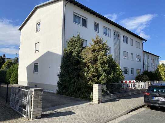 Modernisierte Wohnung mit drei Zimmern sowie Balkon und Einbauküche in Dreieich-Sprendlingen.