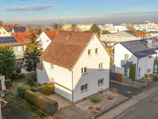 Charmantes Zweifamilienhaus mit Gartenidylle