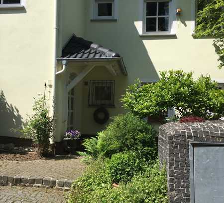 Herrliche Wohnqualität eingebettet in ganz wunderbarem Garten