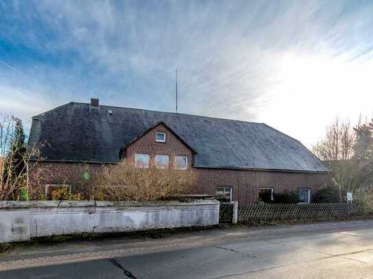 Großzügiges Wohnhaus mit Scheune und Garage auf großem Grundstück