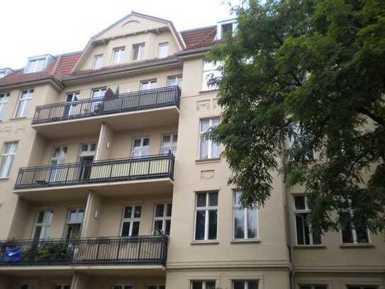 Geräumiges Wohnen im Gründerzeithaus mit Gäste-WC und Balkon.
