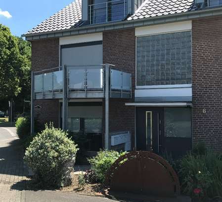 Schöne geräumige 3 Zimmer Wohnung mit Balkon in ruhiger Lage am Fuße des Fürstenberg. Lage