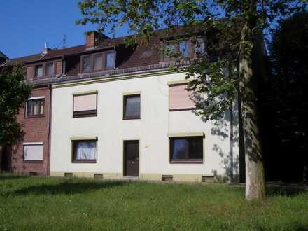 Vollständig renovierte Wohnung mit zwei Zimmern sowie Balkon und Einbauküche in Bremen