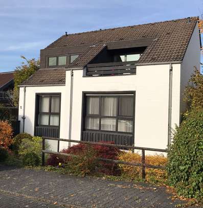 Stilvolle 3-Zimmer-Wohnung im OG mit großem Balkon und Ölbergblick in Oberpleis