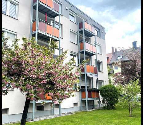 Sanierungsbedürftige 3-Zimmer -Wohnung mit Balkon!