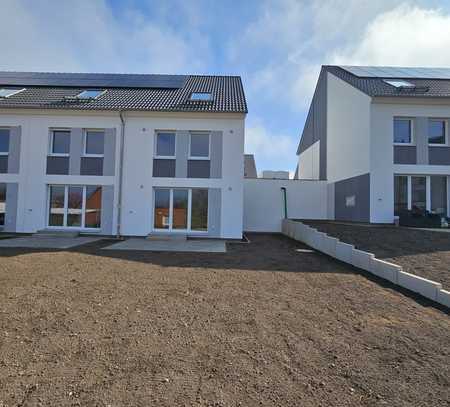Attraktives 6-Zimmer-Reihenendhaus Neubau KfW40 mit EBK und Garten in Bad Segeberg