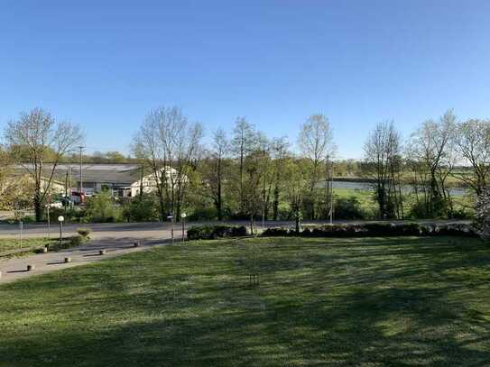 Schöne 2,5 ZKB mit Loggia (Südausrichtung) in Neuhofen an Feldrandlage