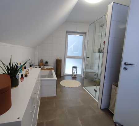 Modernes 3-Raum-DG Wohnung mit Dachterrasse und Gartenmitbenutzung, EBK vorhanden