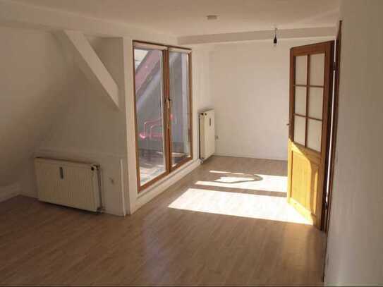 Kleine DG-Wohnung mit Terrasse in Nürnberg