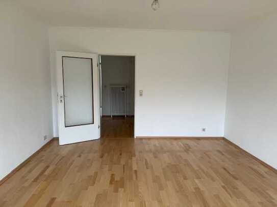 Helle, renovierte Wohnung mit Gartenblick und Balkon