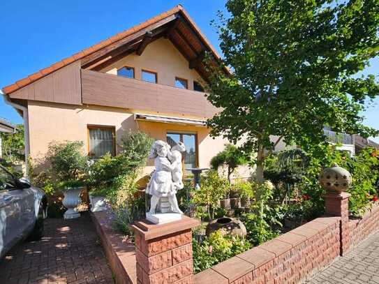 Einfamilienhaus mit Einliegerwohnung, Garten, Terrasse und Balkon in begehrter Wohngegend